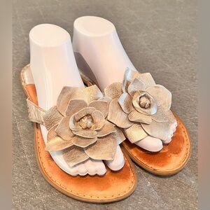 BORN Sz 8 Gold Leather Flower Thong Sandals